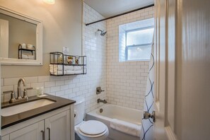 Apartment (2 Bedrooms) | Bathroom | Bathtub - 💗2 Bds💕garden Of Gods💗near it all (Colorado Springs)