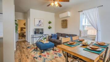 Apartment (2 Bedrooms) | Living room | TV
