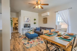 Apartment (2 Bedrooms) | Living room | TV - 💗2 Bds💕garden Of Gods💗near it all (Colorado Springs)