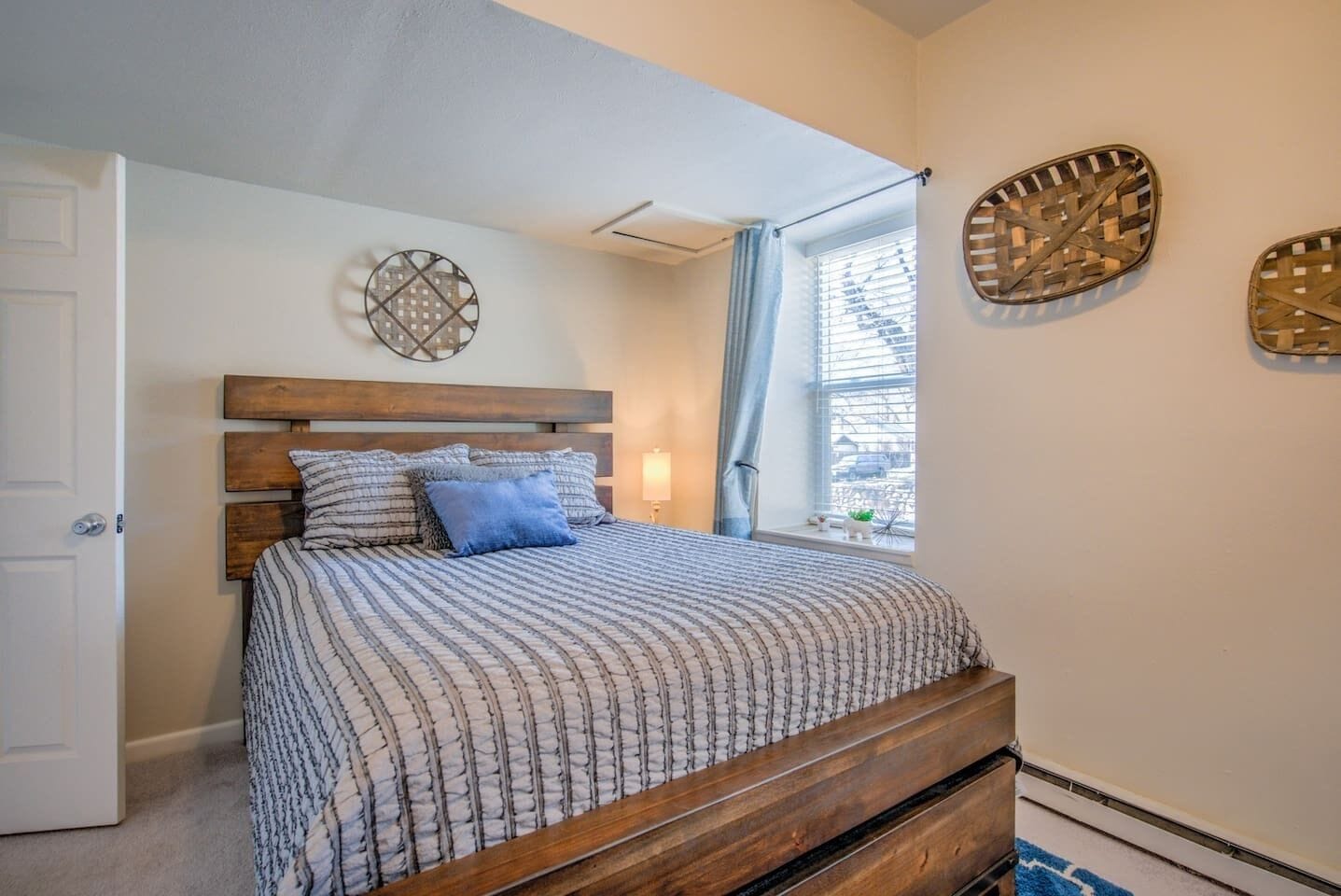 2 habitaciones, tabla de planchar con plancha y ropa de cama 