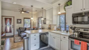 House (2 Bedrooms) | Dapur peribadi | Ketuhar gelombang mikro, ketuhar, dapur, mesin basuh pinggan mangkuk