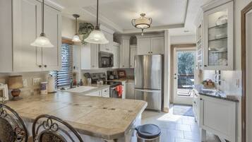 House (2 Bedrooms) | Dapur peribadi | Ketuhar gelombang mikro, ketuhar, dapur, mesin basuh pinggan mangkuk