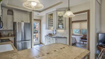 House (2 Bedrooms) | Dapur peribadi | Ketuhar gelombang mikro, ketuhar, dapur, mesin basuh pinggan mangkuk