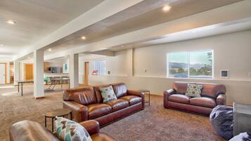 House (5 Bedrooms) | Living area | Smart TV