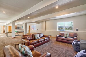 House (5 Bedrooms) | Living area