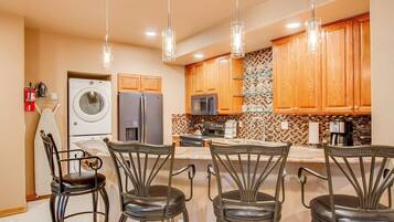 Apartment (3 Bedrooms) | Private kitchen | Microwave, oven, stovetop, dishwasher