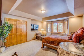 3 bedrooms, premium bedding, down duvets, laptop workspace - 3bdwhere the Foxes Runluxurious, Usaf Academy (Colorado Springs)