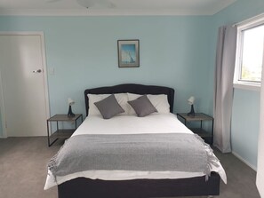 5 bedrooms, iron/ironing board, free WiFi, bed sheets