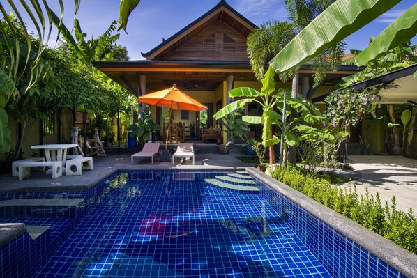 Villa Sunstone with salt water swimming pool and jetted plunge pool