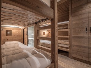 5 bedrooms, free WiFi, bed sheets