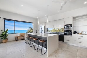 Fridge, microwave, oven, stovetop - The Outlook at Sapphire - Relax in Coastal Luxury, Private Plunge Pool (Korora)