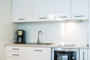 Fridge, microwave, oven, coffee/tea maker