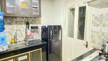 Refrigerador, parrilla de estufa, utensilios de cocina y condimentos