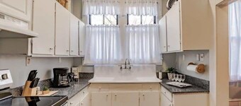 Mins from Downtown & Dining - Dauphin Darling 1