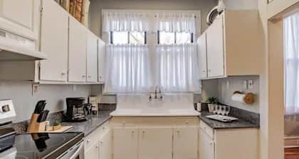 Mins from Downtown & Dining - Dauphin Darling 1