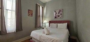3 habitaciones, tabla de planchar con plancha, wifi y ropa de cama 