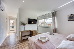 4 bedrooms, iron/ironing board, free WiFi, bed sheets