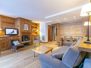 TV - "Charming Ski-in/Ski-Out Apartment with Fireplace, Balcony & Parking in Méribel" (Méribel)