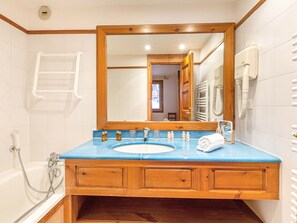 Towels - "Charming Ski-in/Ski-Out Apartment with Fireplace, Balcony & Parking in Méribel" (Méribel)
