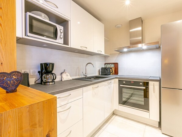 Kylskåp och diskmaskin