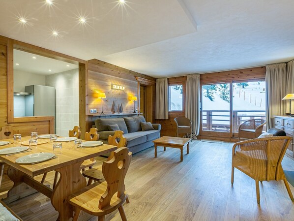 TV - "Charming Ski-in/Ski-Out Apartment with Fireplace, Balcony & Parking in Méribel" (Méribel)