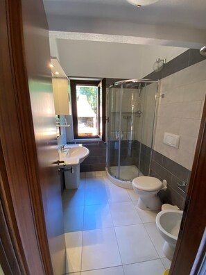 Bruser, bidet, håndklæder, Toiletpapir
