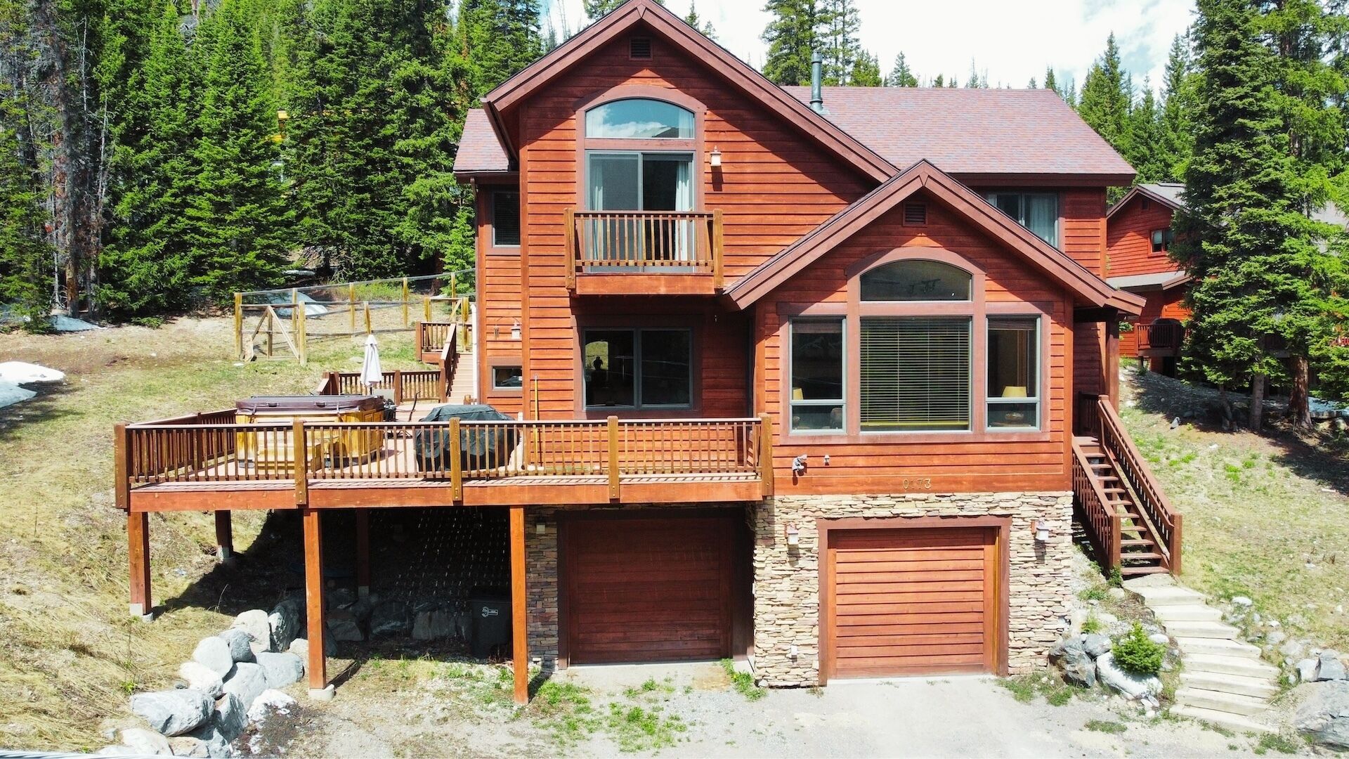 Large Mtn Home w/Great Views! Pets will enjoy their own fenced in area. Hot Tub!