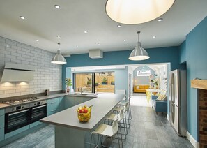 House | Private kitchen | Fridge, microwave, oven, stovetop - No. 30 Whitby (Whitby)