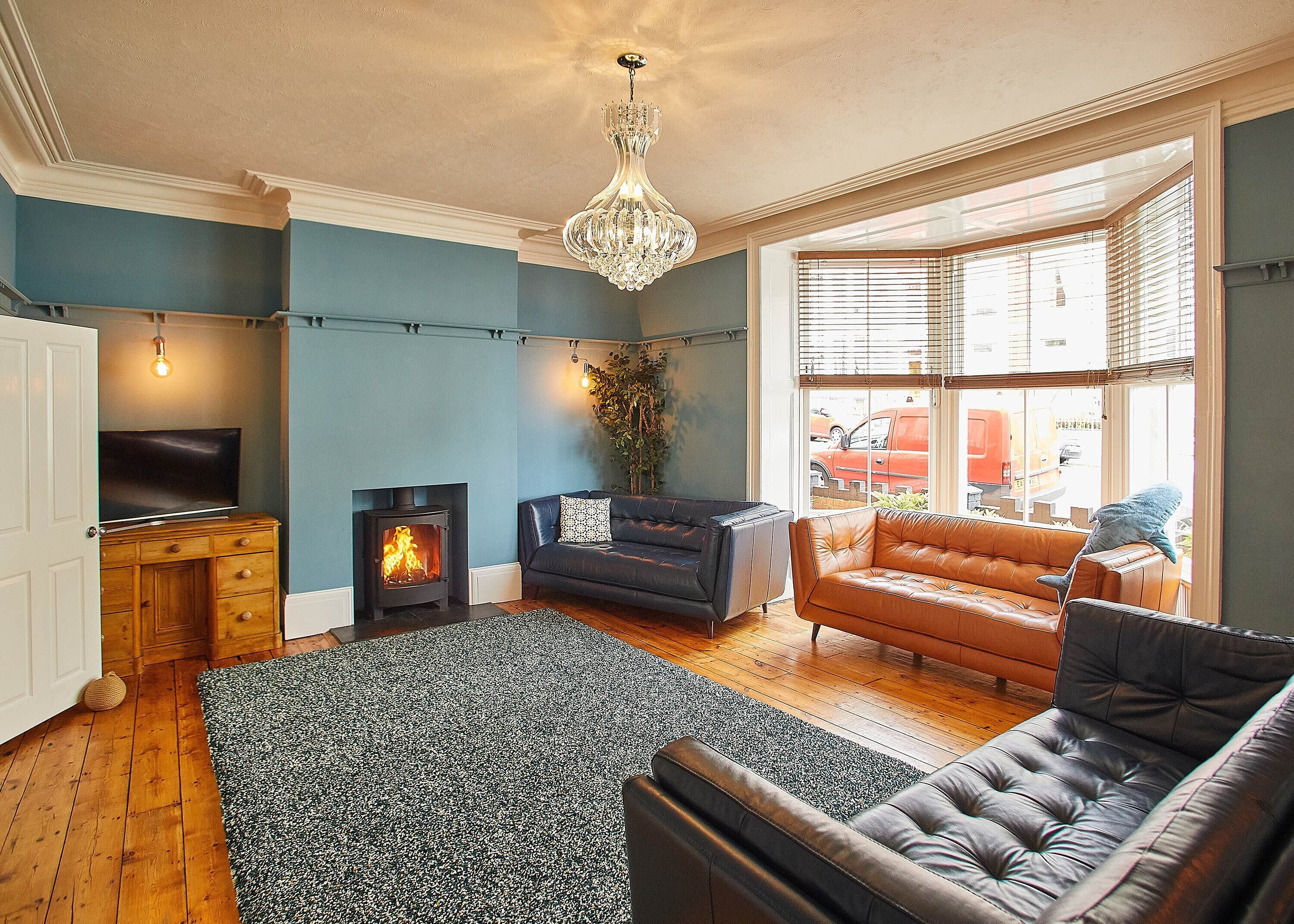 House | Living area | 32-inch flat-screen TV with digital channels, TV