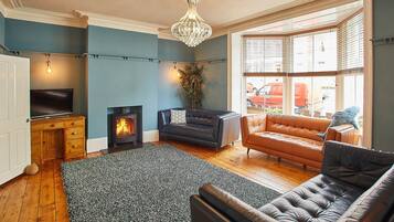 House | Living area | 32-inch flat-screen TV with digital channels, TV