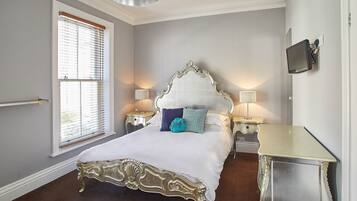 House | 10 bedrooms, individually decorated, individually furnished