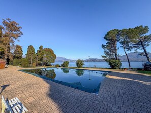 A swimming pool with a clear view of a lake and mountains in the background. - Elizaveta apartment with lake view and terrace (Oggebbio)