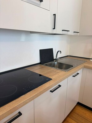 Coffee/tea maker, fridge, microwave, oven