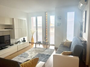 TV - Elizaveta apartment with lake view and terrace (Oggebbio)