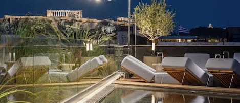 Piscine extérieure, parasols de plage