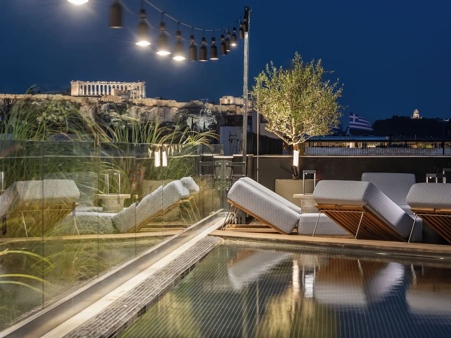 Piscina externa, funciona das 10h às 19h, guarda-sóis