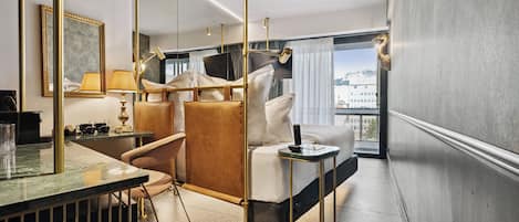 Urban Double Room with Balcony and City View | Literie de qualité supérieure, minibar, coffres-forts dans les chambres