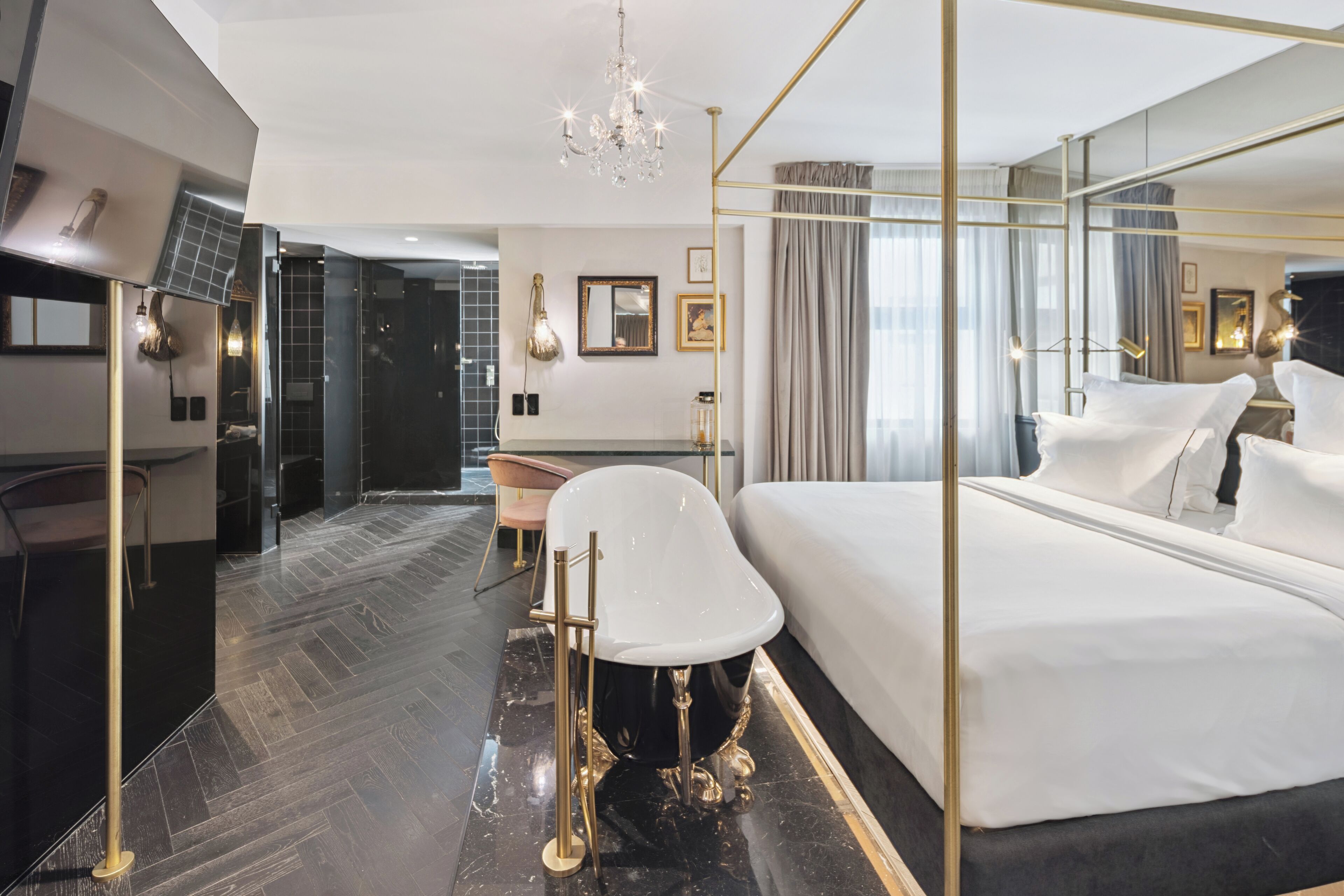 Grand Suite | 高档床上用品、迷你吧、客房内保险箱、办公桌