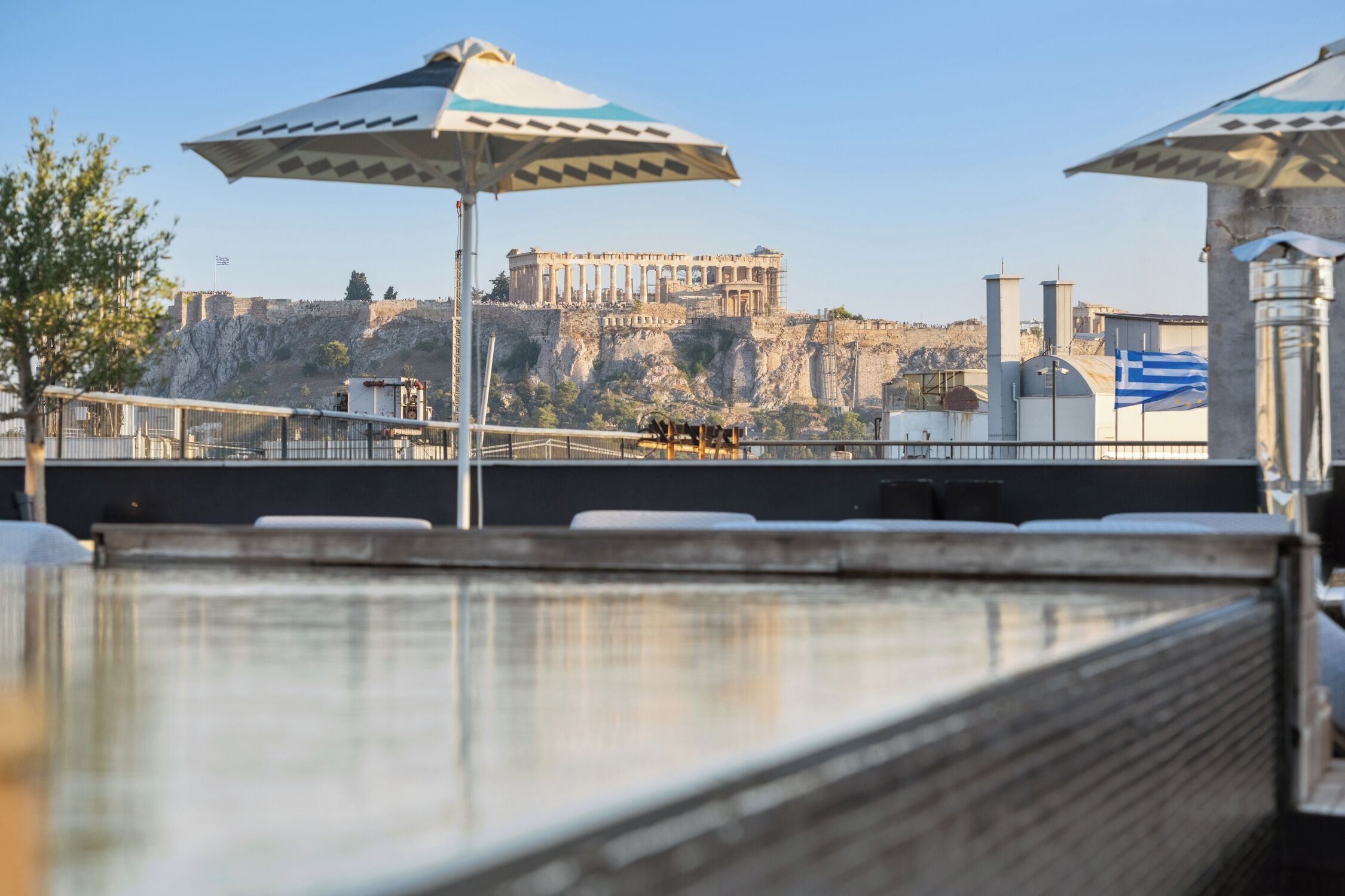 Utomhuspool med öppettider 10.00 till 19.00, och parasoller