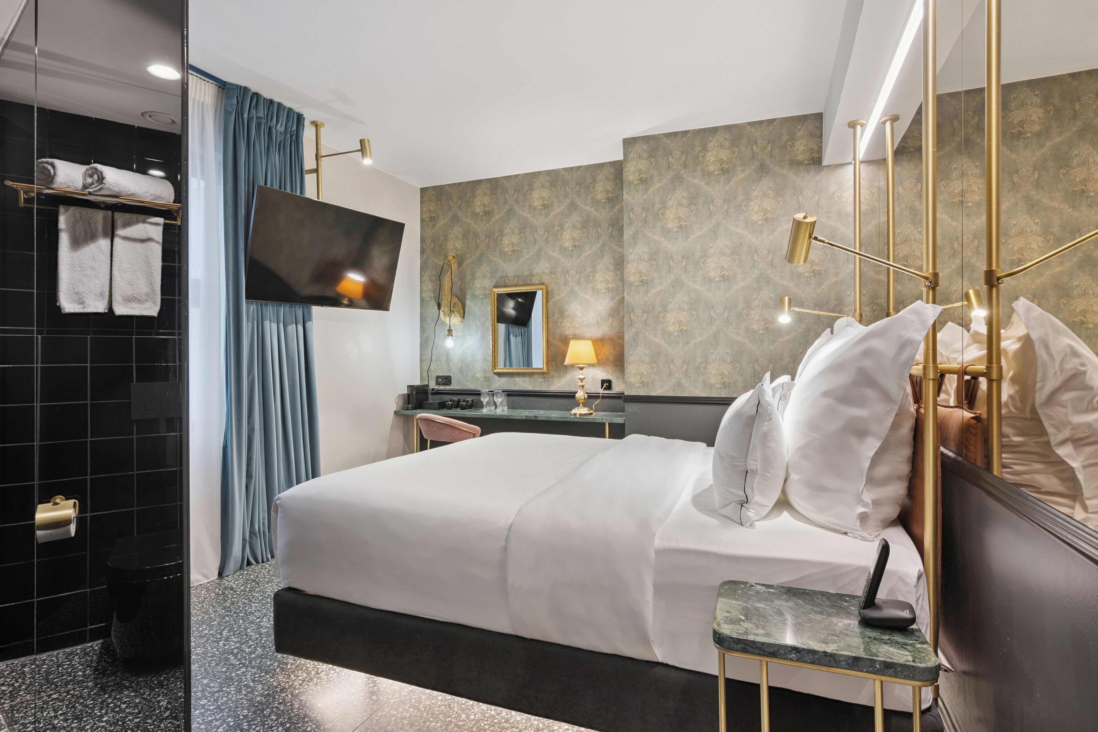 双人房或双床房 (Cosy) | 高档床上用品、迷你吧、客房内保险箱、办公桌