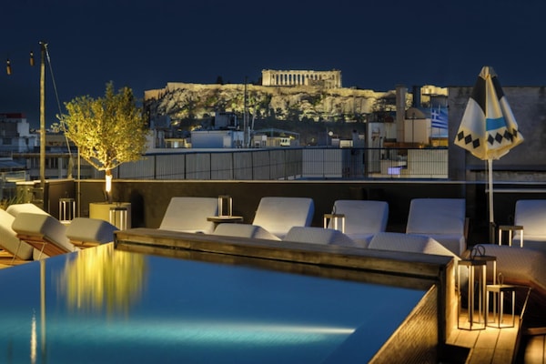 Piscina externa, funciona das 10h às 19h, guarda-sóis