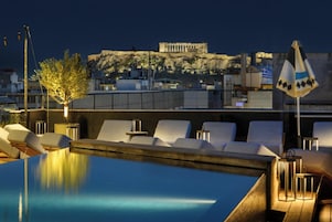 Piscina externa, funciona das 10h às 19h, guarda-sóis