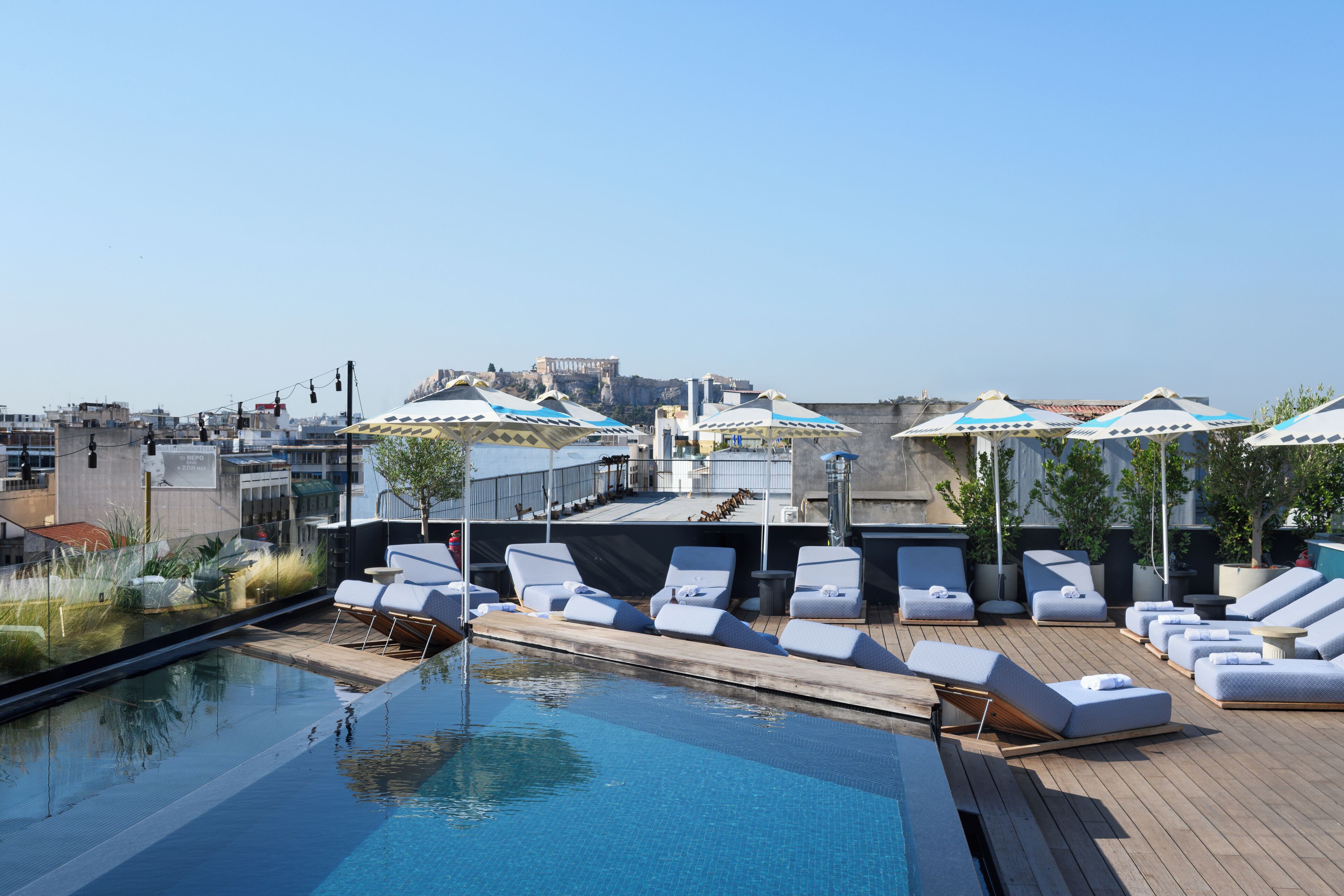 Utomhuspool med öppettider 10.00 till 19.00, och parasoller