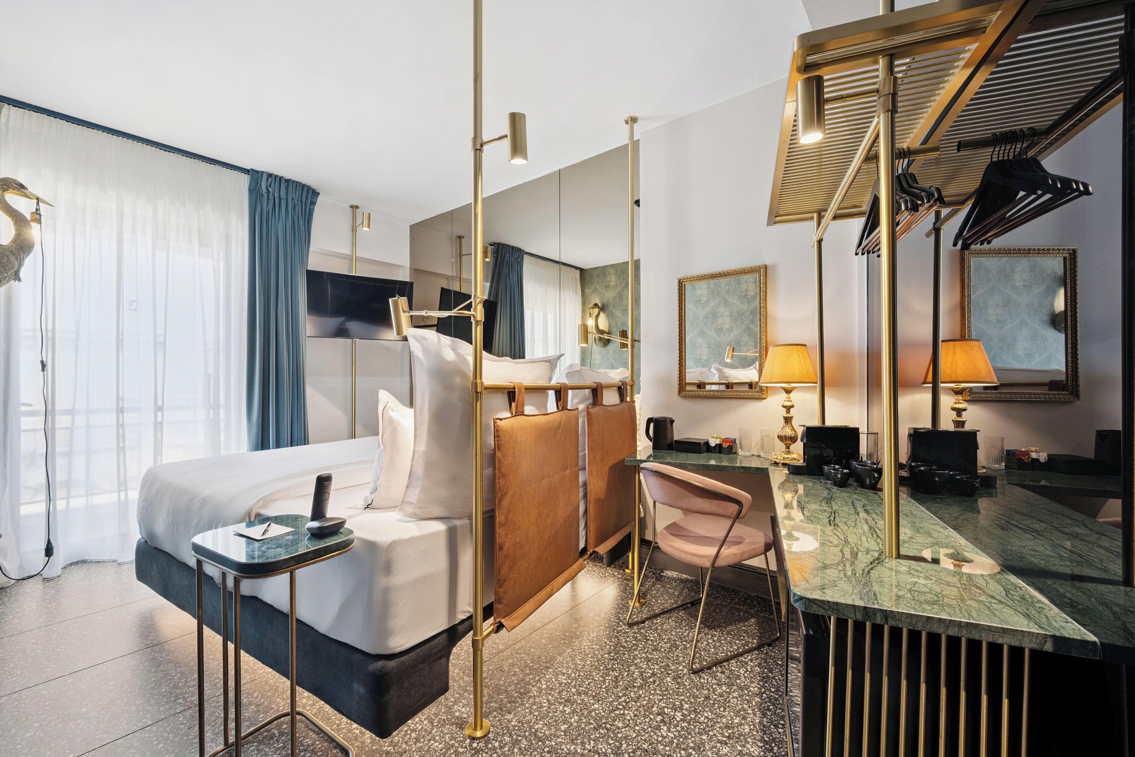 经典双人房或双床房, 阳台 | 高档床上用品、迷你吧、客房内保险箱、办公桌