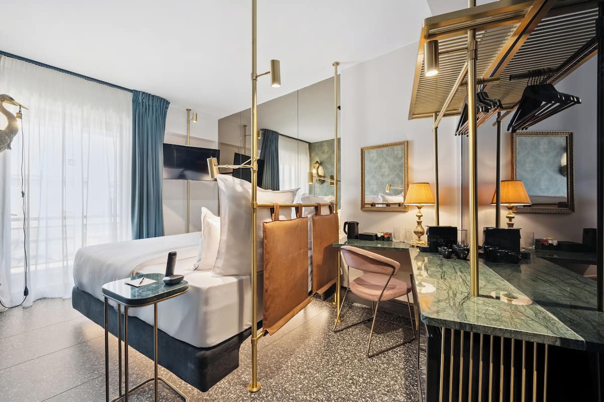 Atrium Room with balcony | Premium bedding, minibar, in-room safe, desk