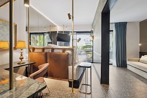 Junior Suite with Balcony & City View | Sängtillbehör av högsta kvalitet och minibar