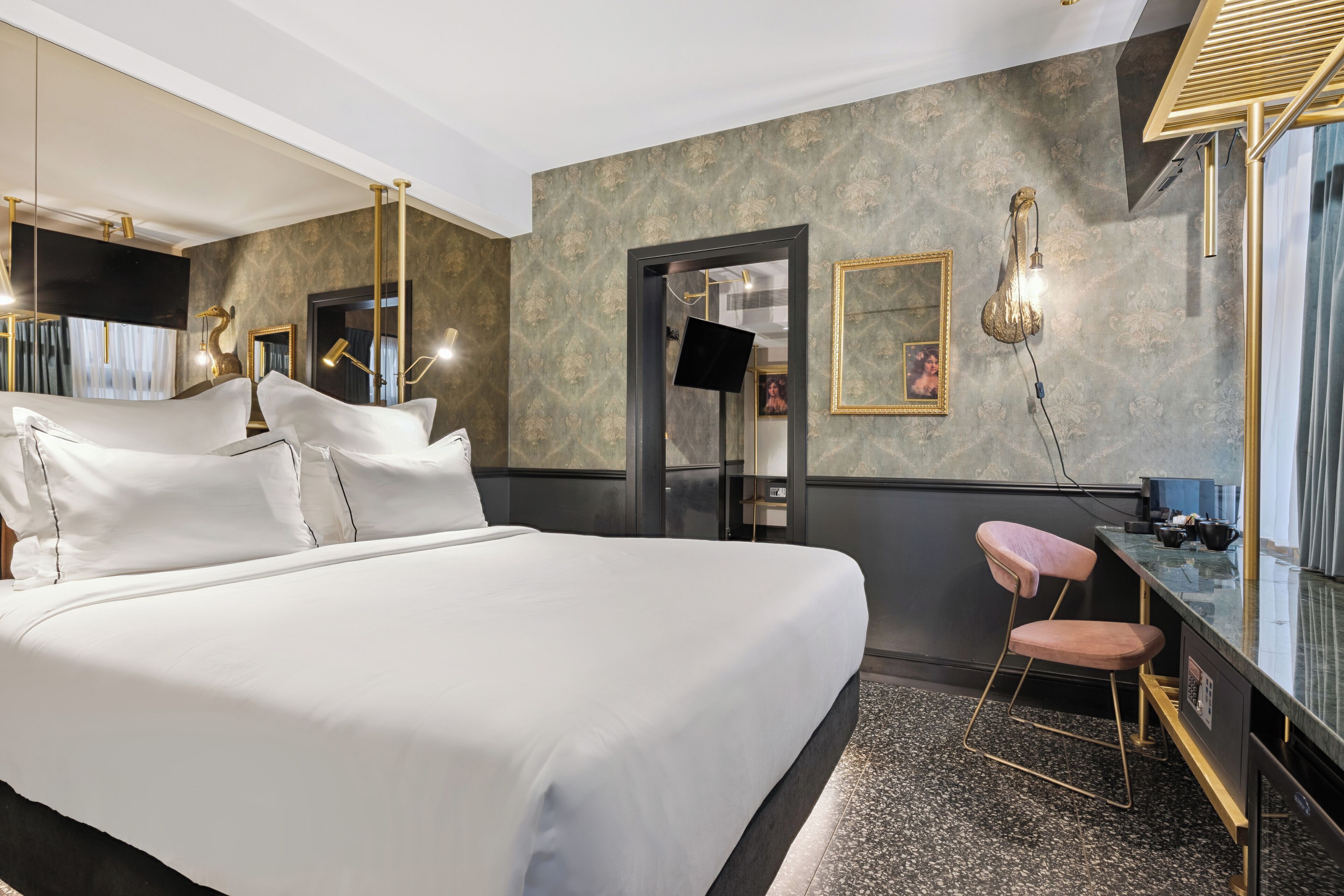 Superior Room | 高档床上用品、迷你吧、客房内保险箱、办公桌