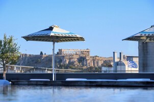 Μια θέα σε αρχαία ερείπια σε έναν λόφο, με καθαρό ουρανό.