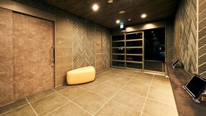 A modern bathroom with a large mirror, a bench, and a shower area. - Rakuten Stay Fukuoka - Yakuin (Fukuoka)