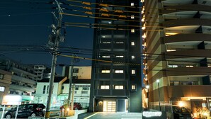 A multi-story building with a parking garage at the ground level. - Rakuten Stay Fukuoka - Yakuin (Fukuoka)